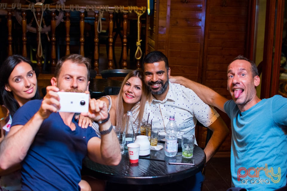 Vineri seara la Columbus, Columbus Cafe