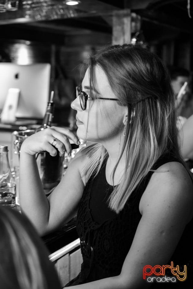 Vineri seara la Columbus, Columbus Cafe