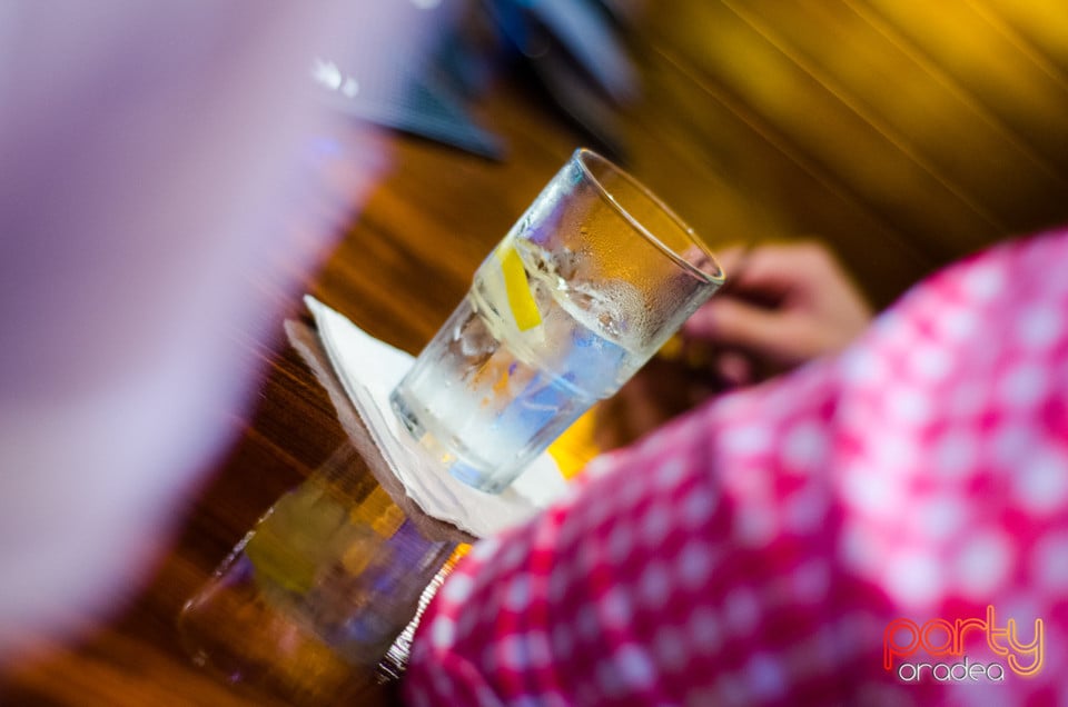 Vineri seara la Columbus, Columbus Cafe