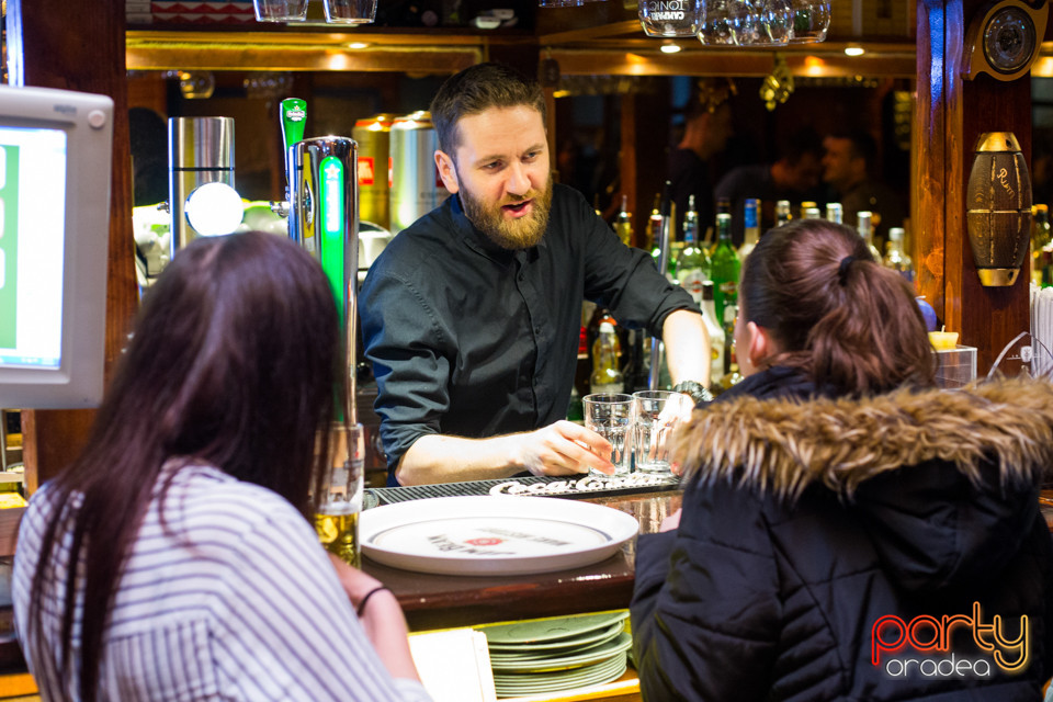 Vineri seara la Columbus, Columbus Cafe