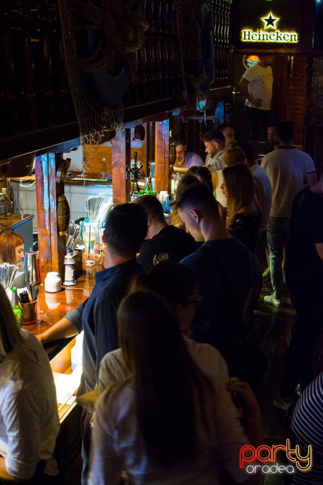 Vineri seara la Columbus, Columbus Cafe