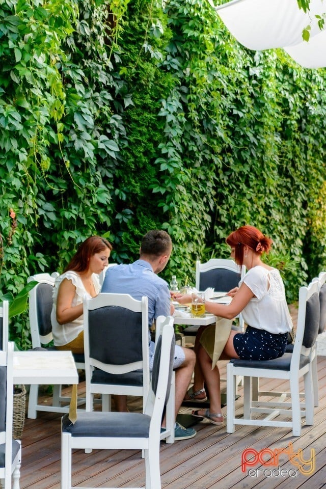 Vineri seara la Vine Summer, Vine Summer Garden & Grill