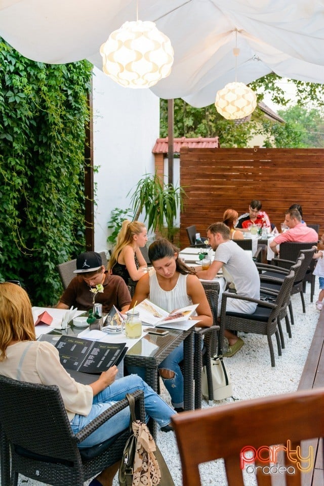 Vineri seara la Vine Summer, Vine Summer Garden & Grill