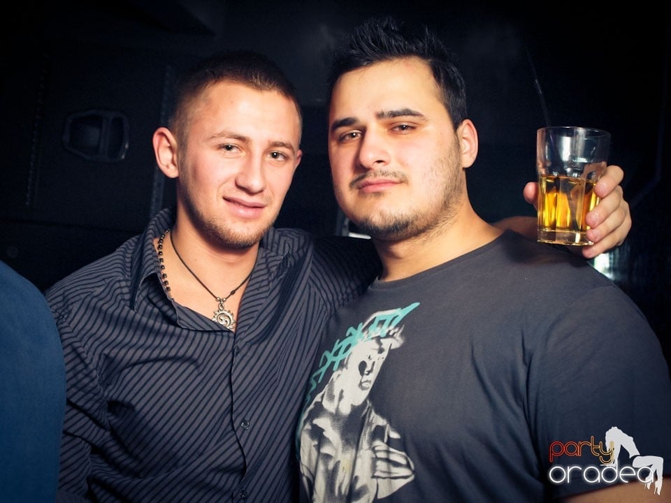 Vineri seara petrecem în Club Life,