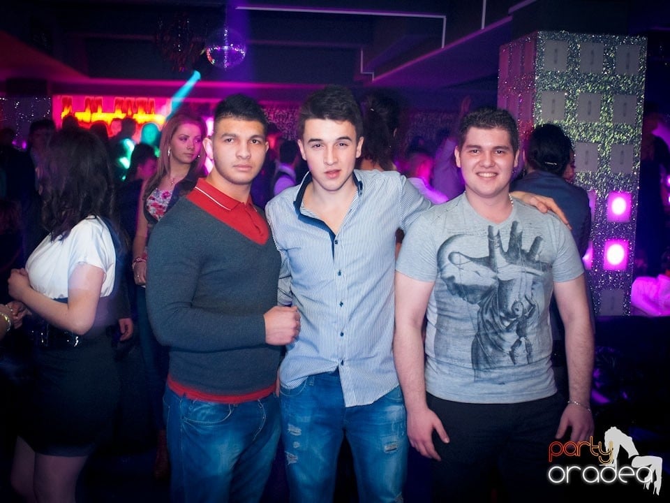Vineri seara petrecem în Club Life,