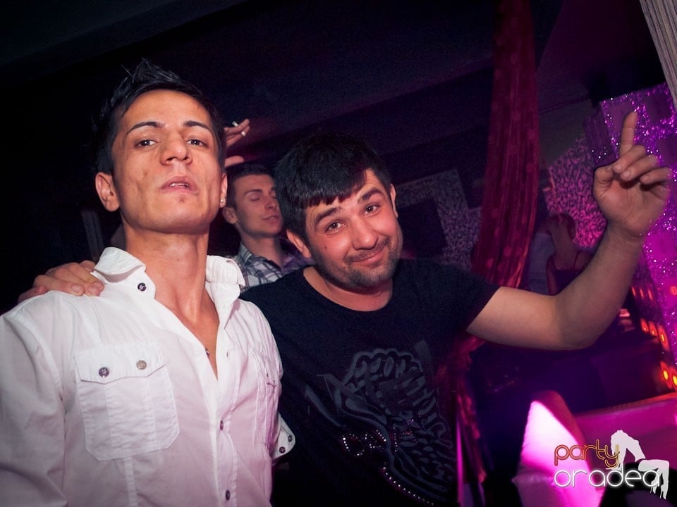 Vineri seara petrecem în Club Life,