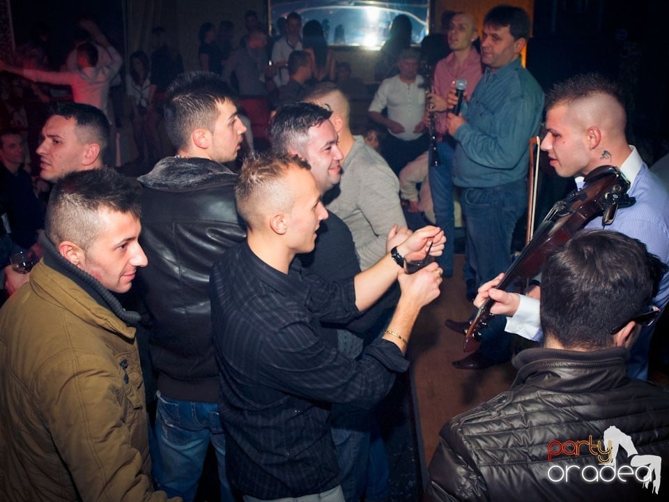 Vineri seara petrecem în Club Life,