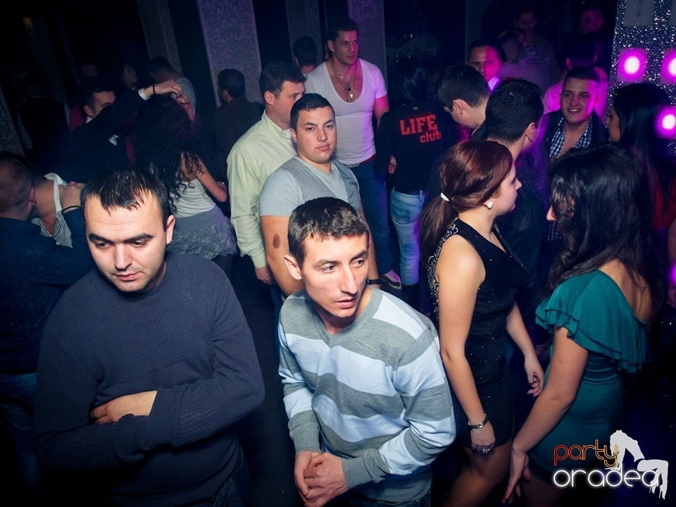 Vineri seara petrecem în Club Life,