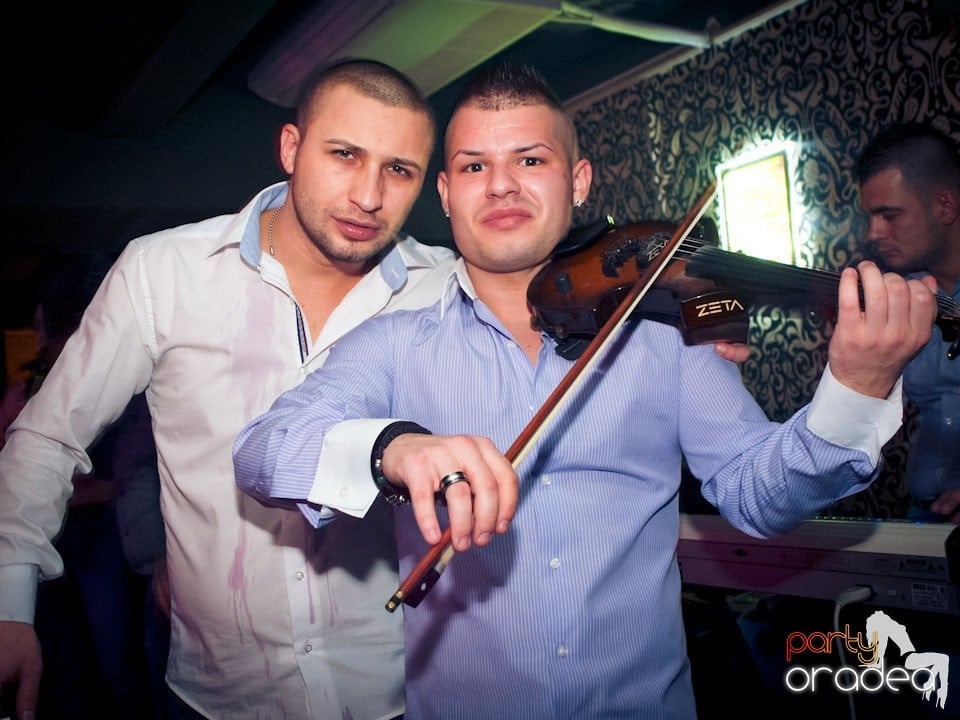 Vineri seara petrecem în Club Life,