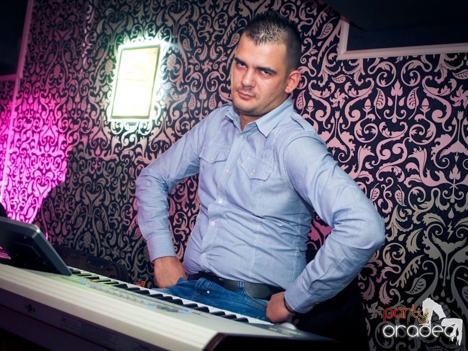 Vineri seara petrecem în Club Life,