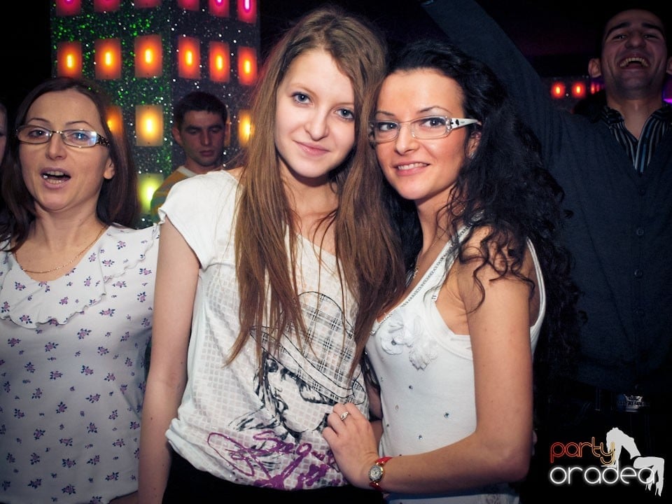 Vineri seara petrecem în Club Life,