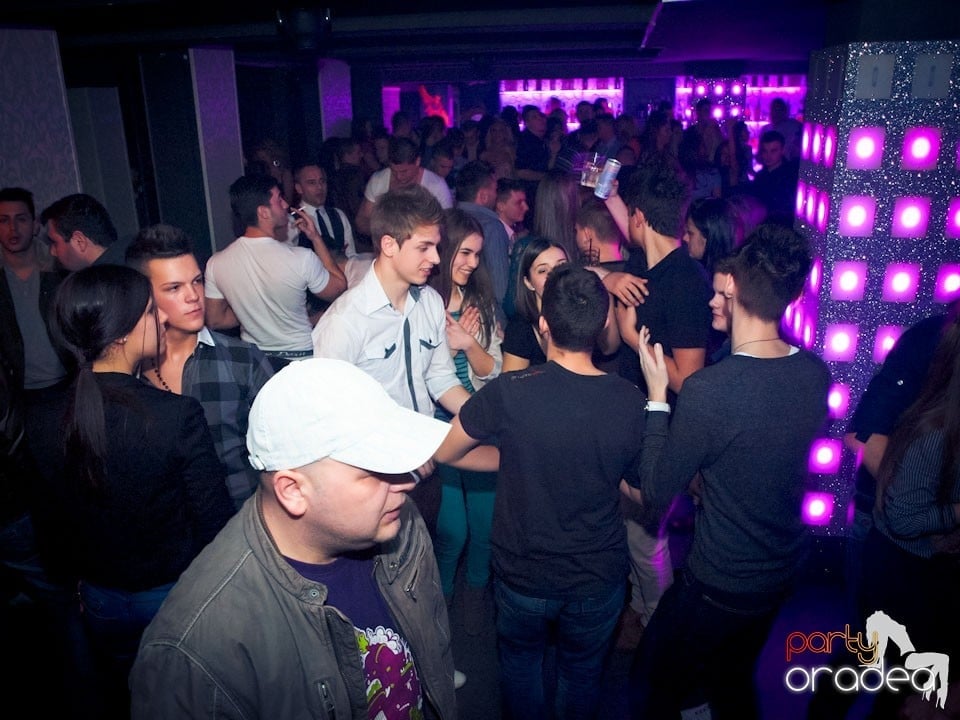 Vineri seara petrecem în Club Life,