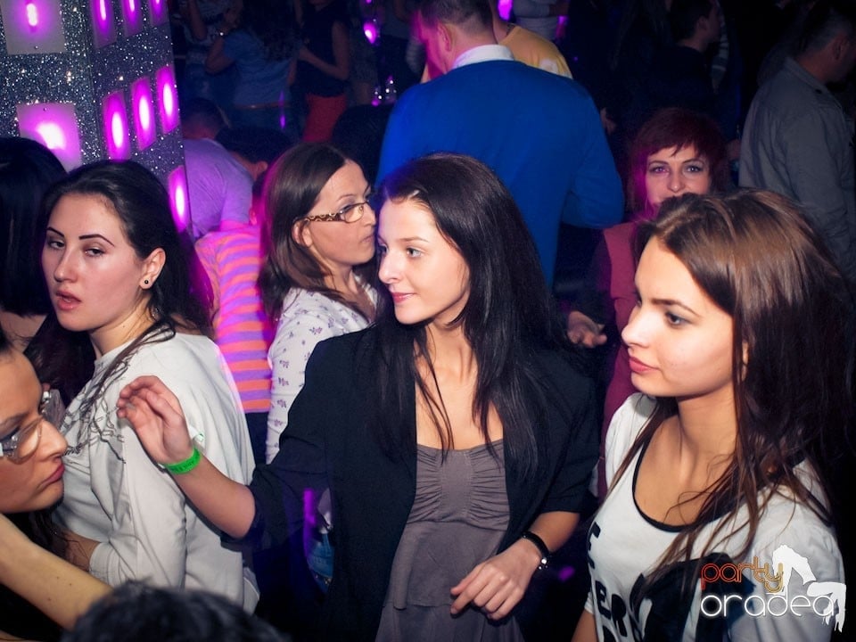 Vineri seara petrecem în Club Life,