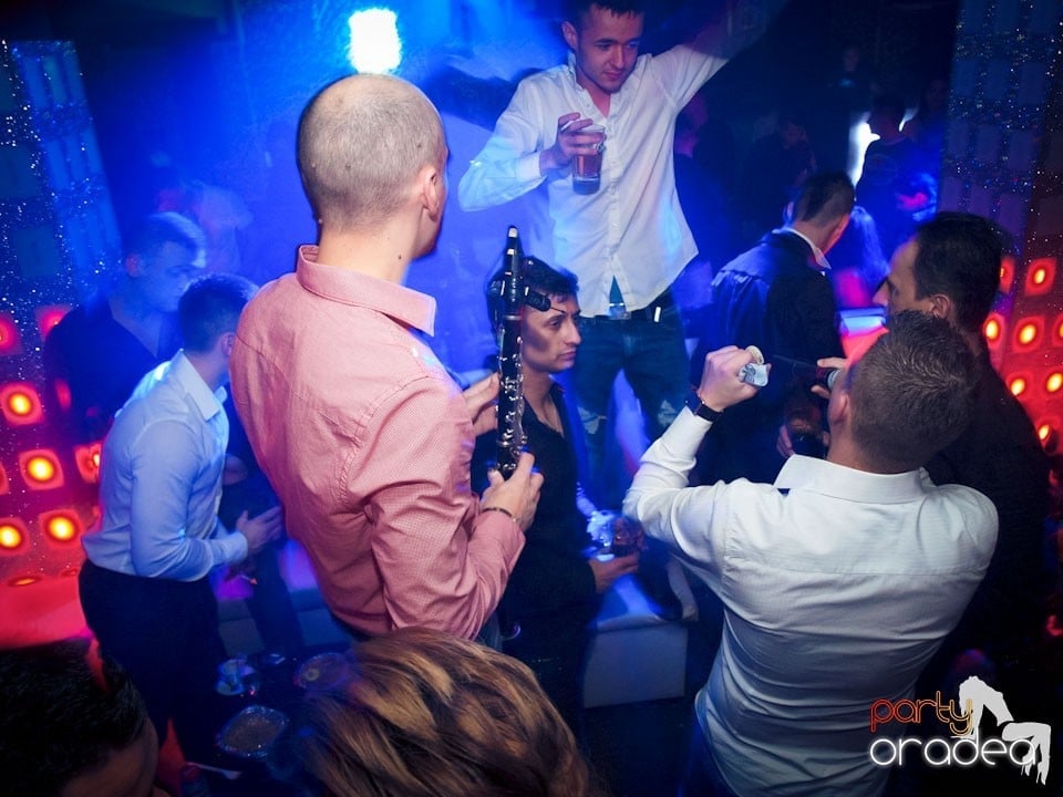 Vineri seara petrecem în Club Life,