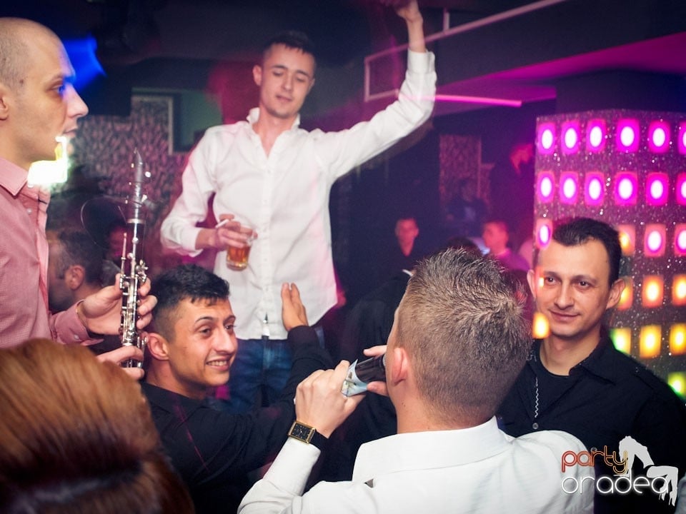 Vineri seara petrecem în Club Life, 