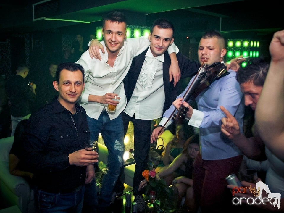 Vineri seara petrecem în Club Life, 