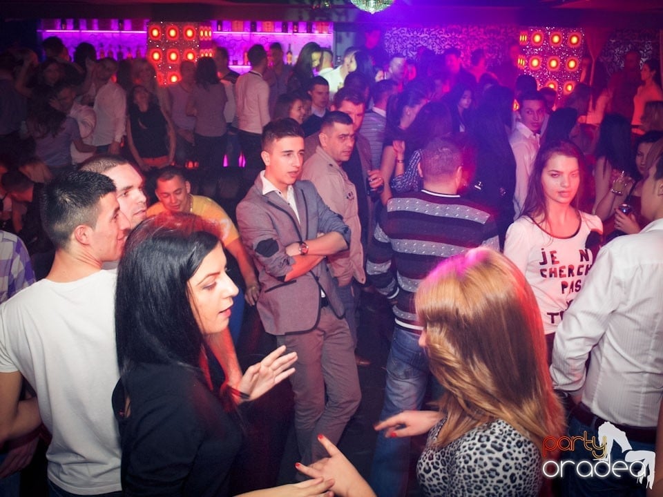 Vineri seara petrecem în Club Life,