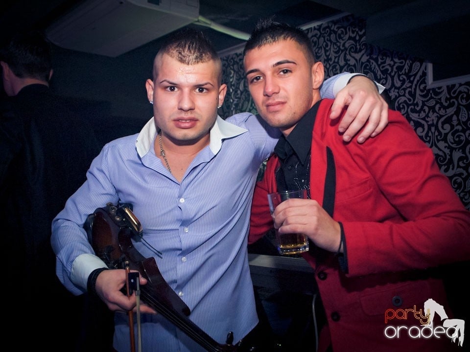 Vineri seara petrecem în Club Life,