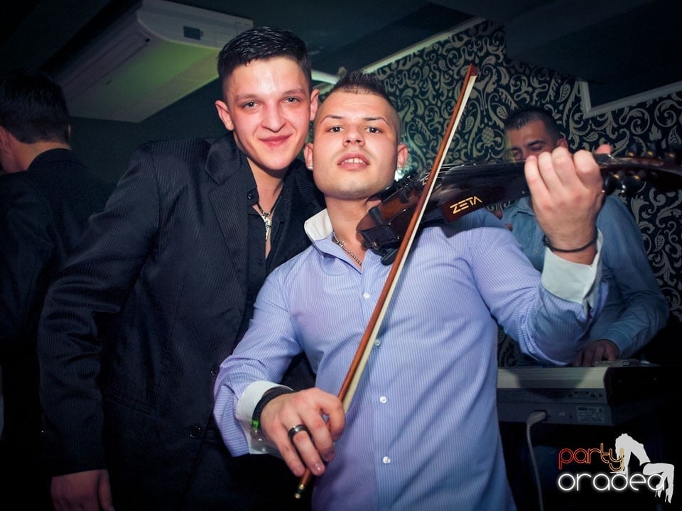 Vineri seara petrecem în Club Life,