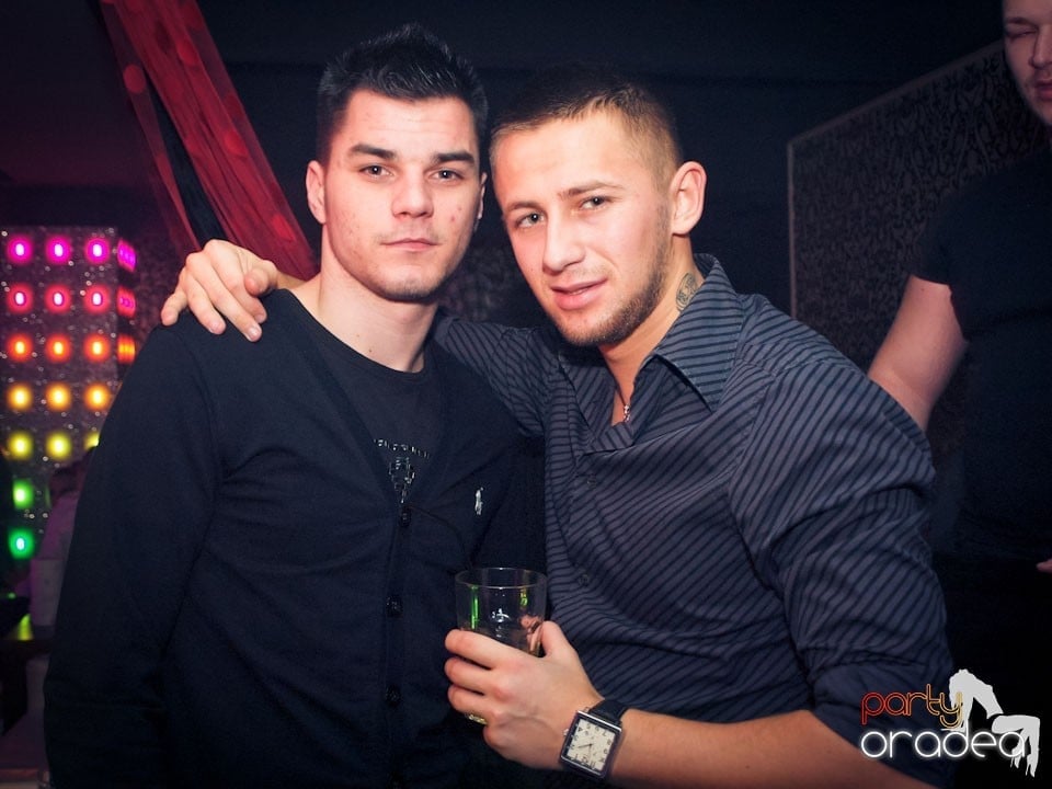 Vineri seara petrecem în Club Life,