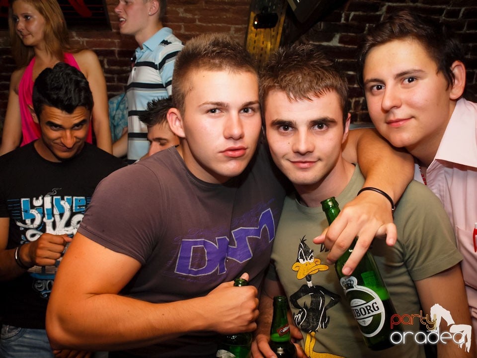 Voie bună în Club Escape, 