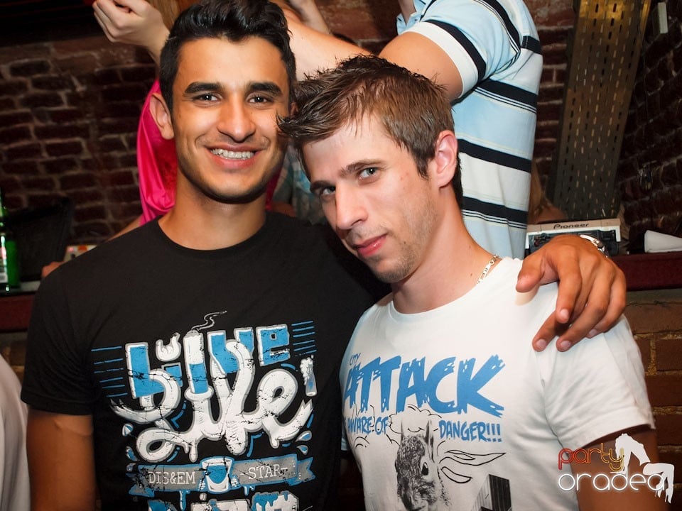 Voie bună în Club Escape, 