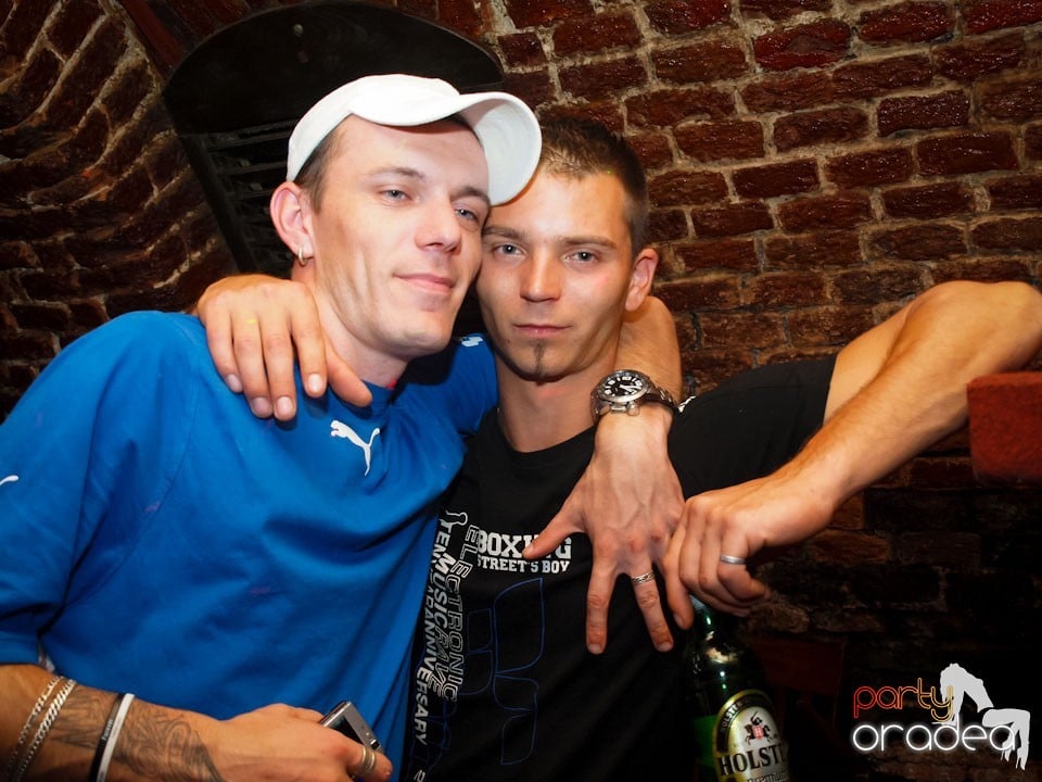 Voie bună în Club Escape, 