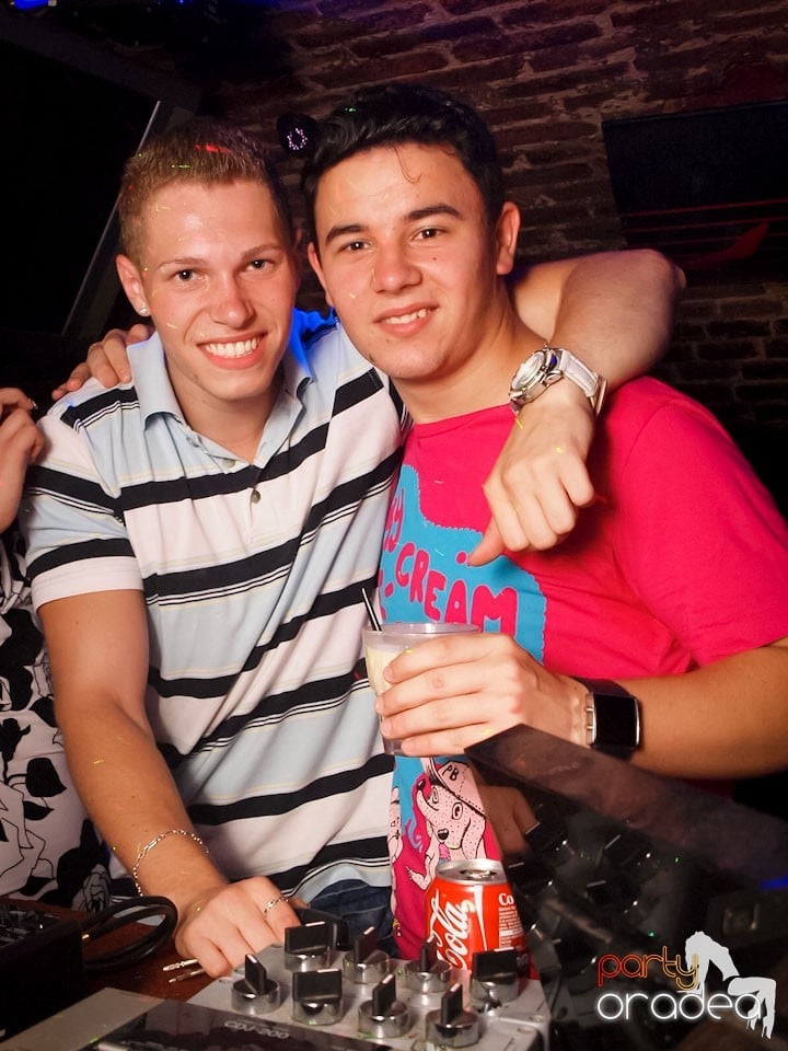 Voie bună în Club Escape, 