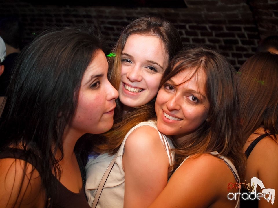 Voie bună în Club Escape, 