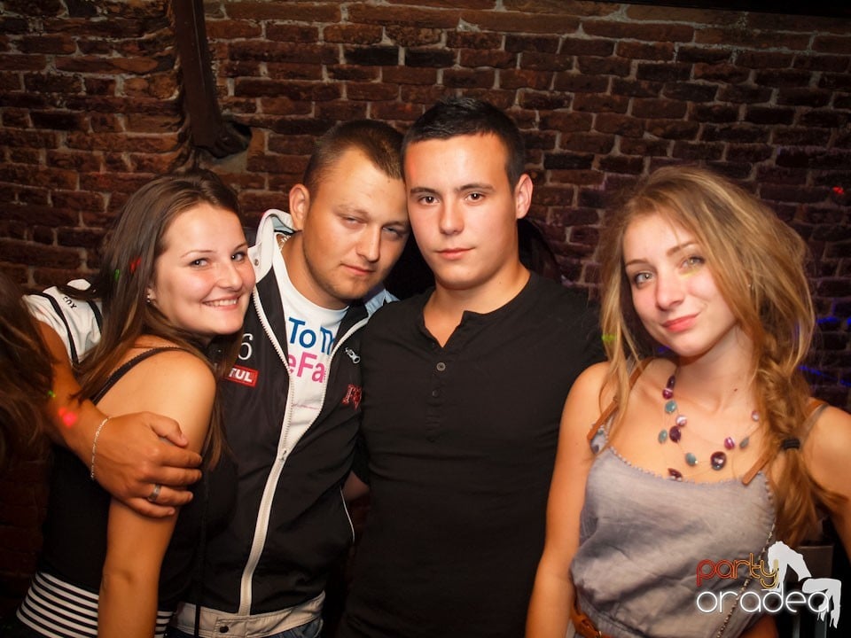 Voie bună în Club Escape, 