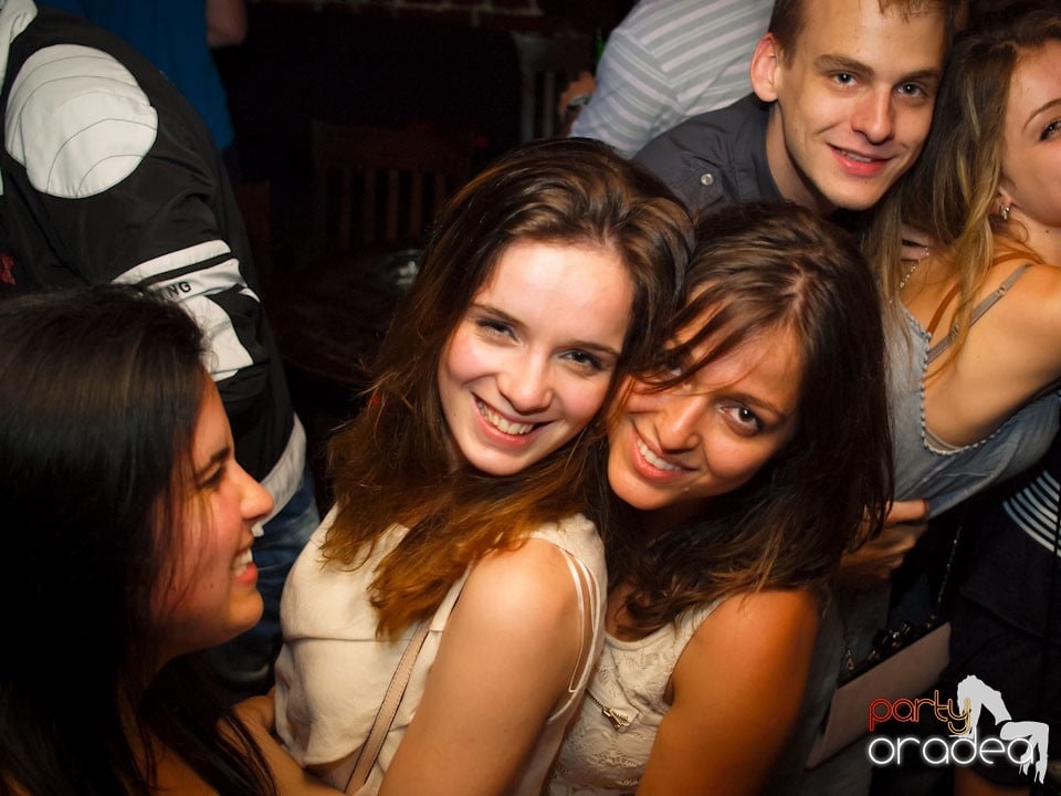 Voie bună în Club Escape, 