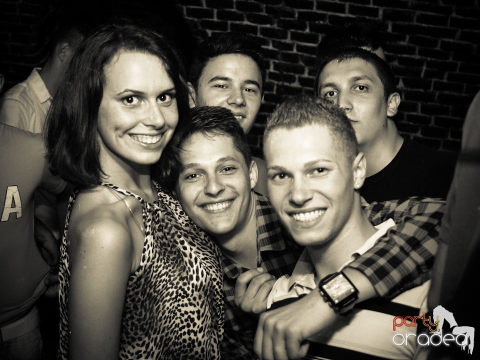 Voie bună în Club Escape, 