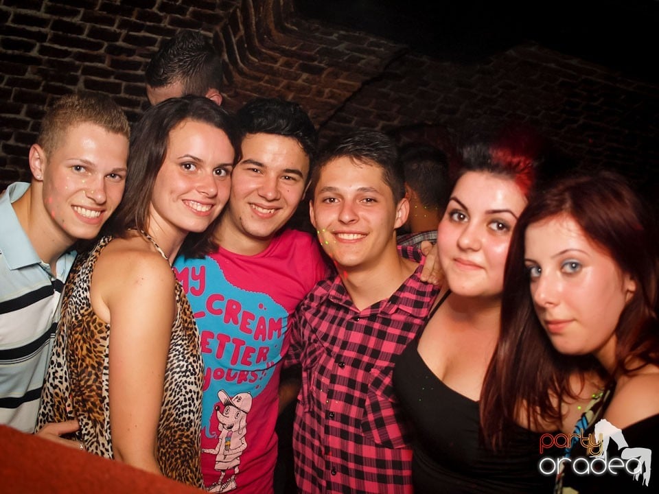 Voie bună în Club Escape, 