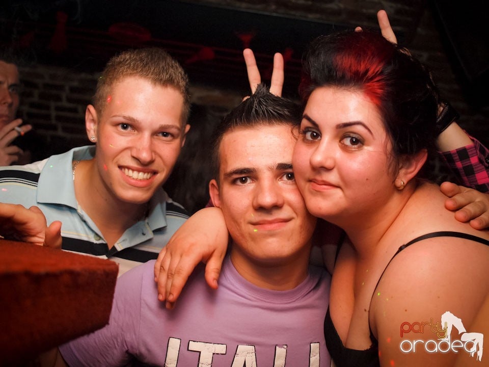 Voie bună în Club Escape, 