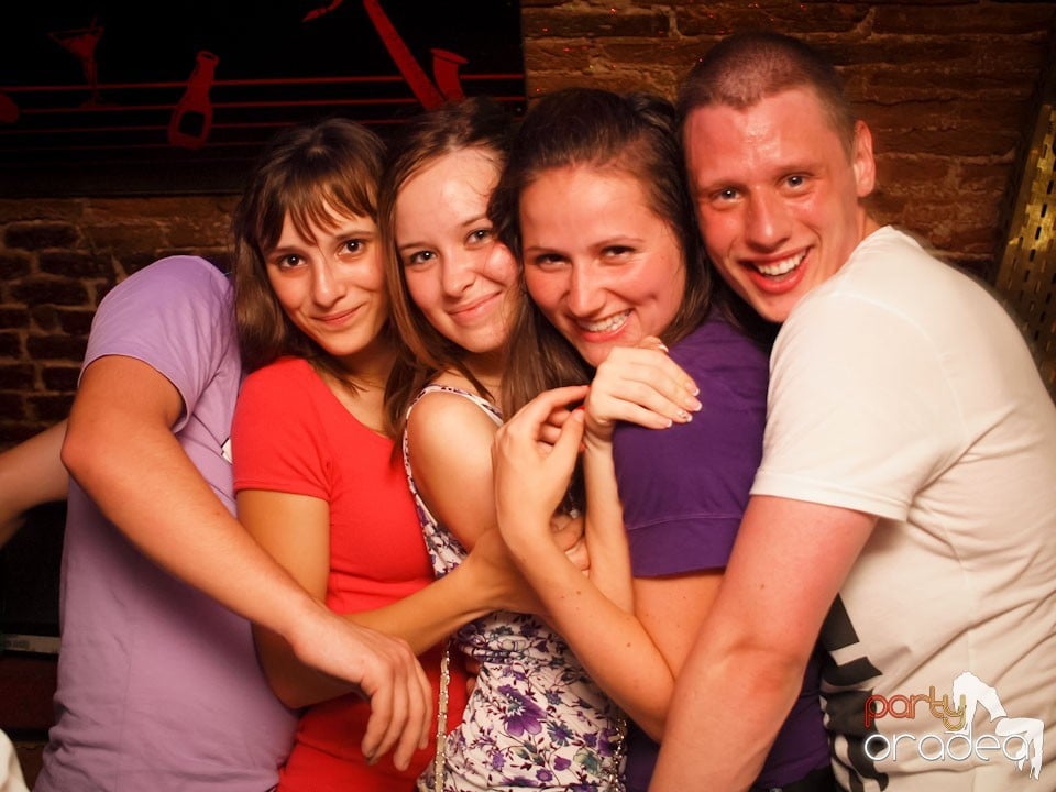 Voie bună în Club Escape, 