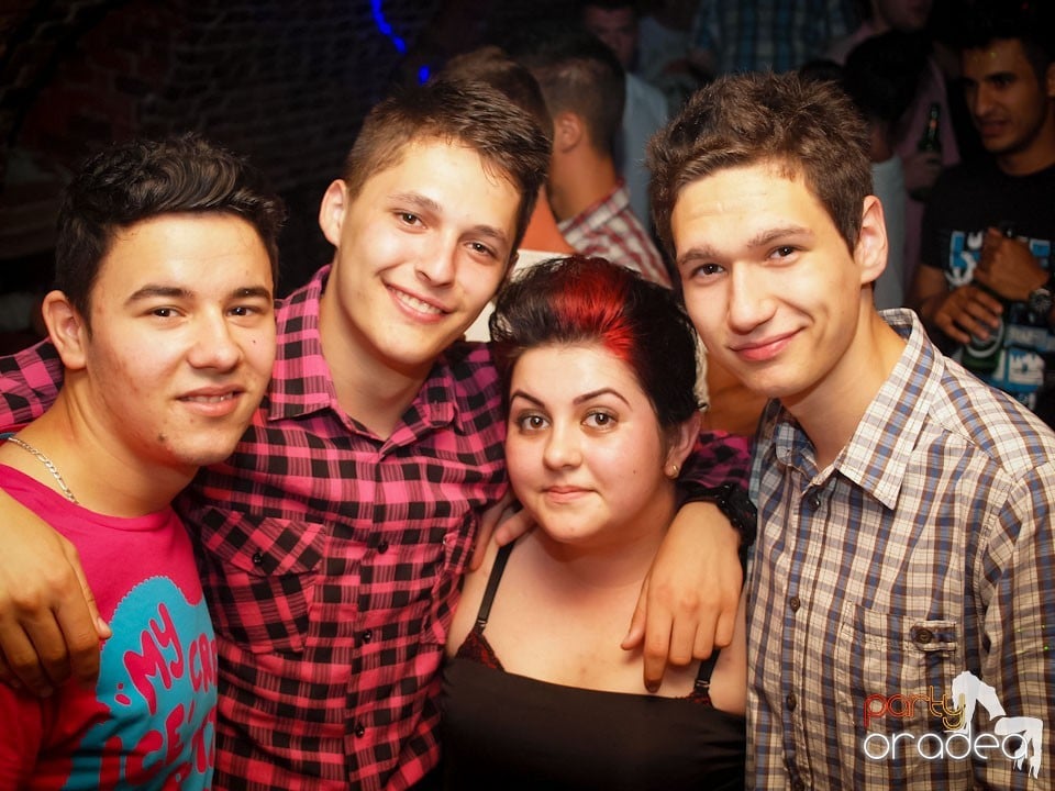 Voie bună în Club Escape, 