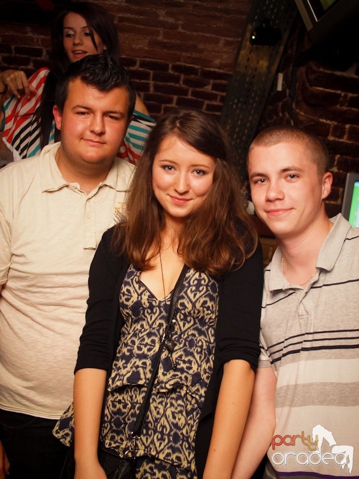 Voie bună în Club Escape, 