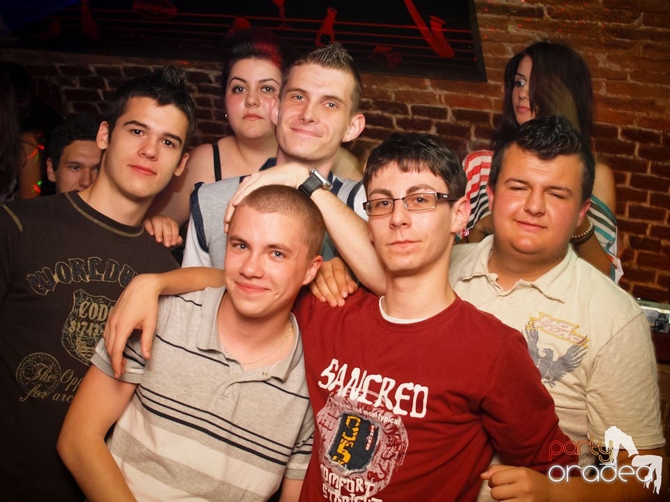 Voie bună în Club Escape, 