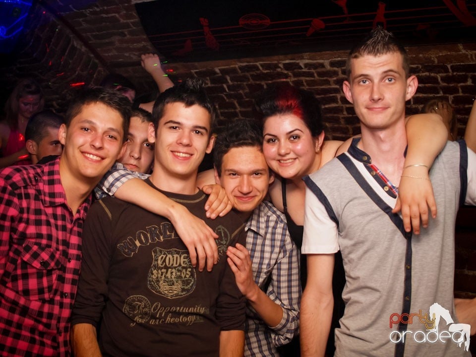 Voie bună în Club Escape, 