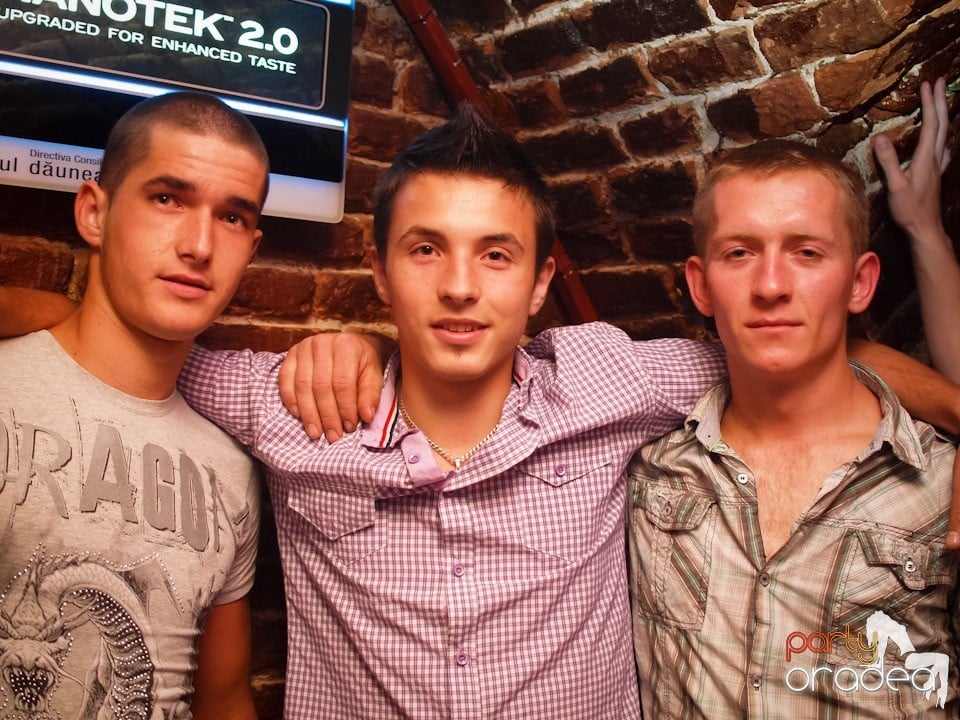 Voie bună în Club Escape, 