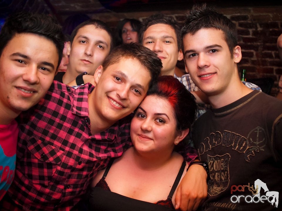 Voie bună în Club Escape, 