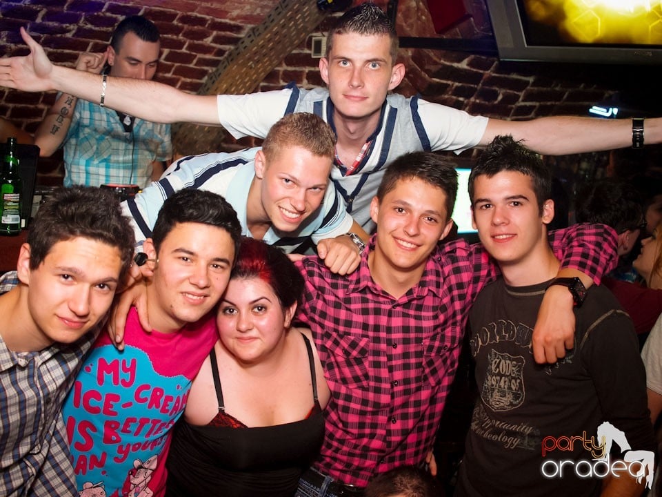 Voie bună în Club Escape, 