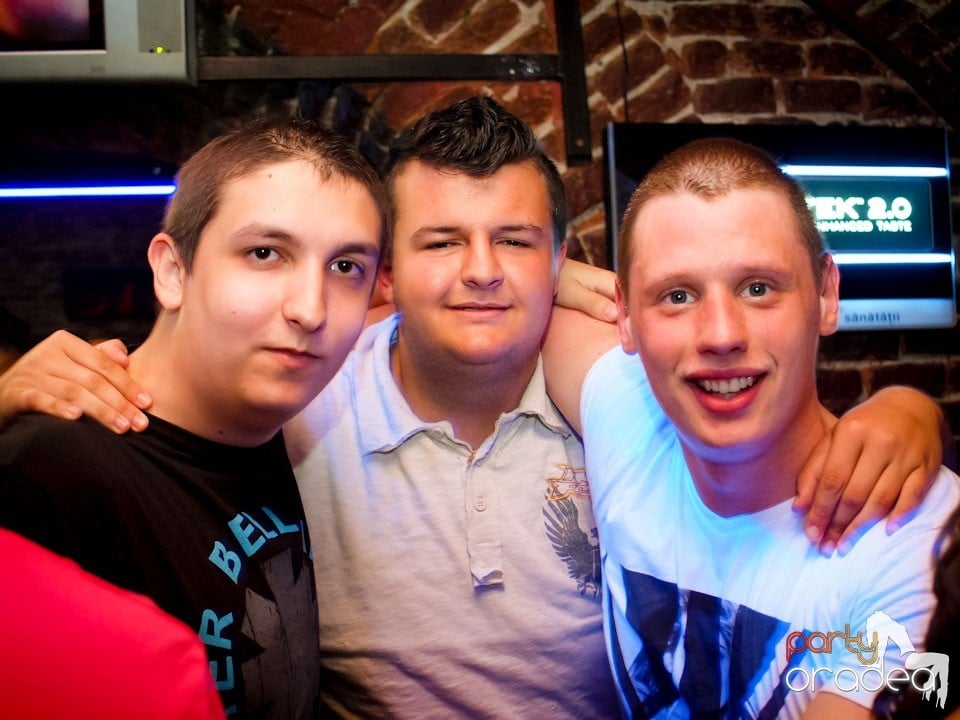 Voie bună în Club Escape, 