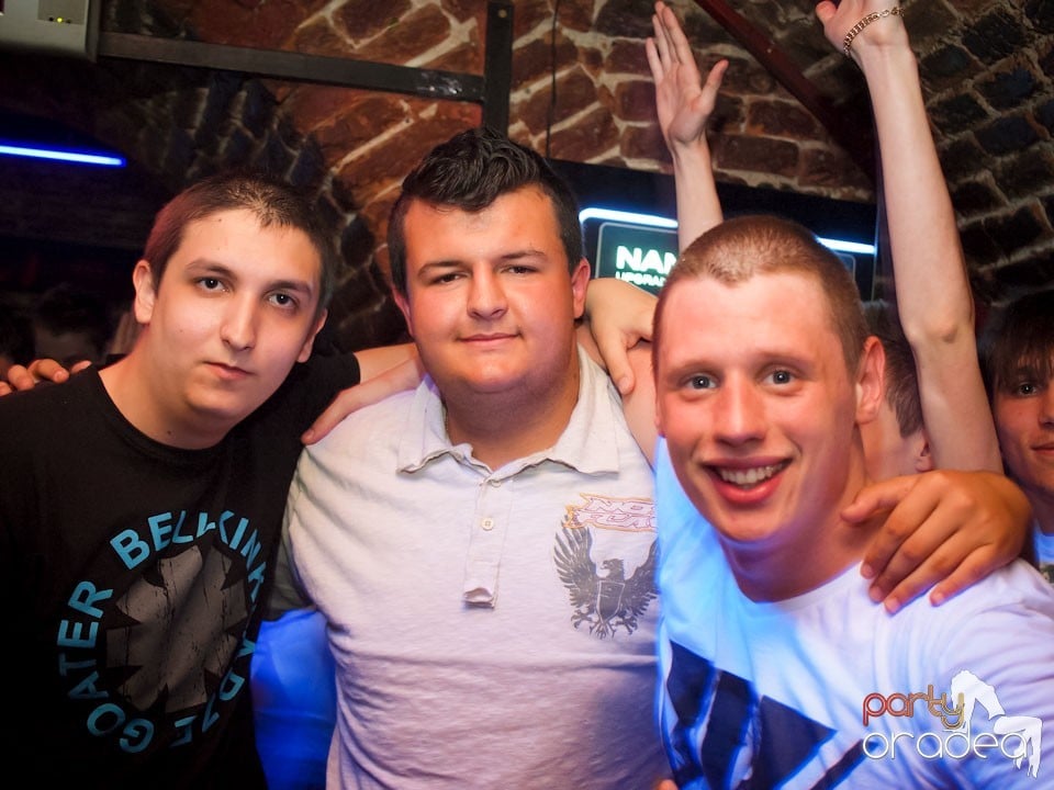 Voie bună în Club Escape, 