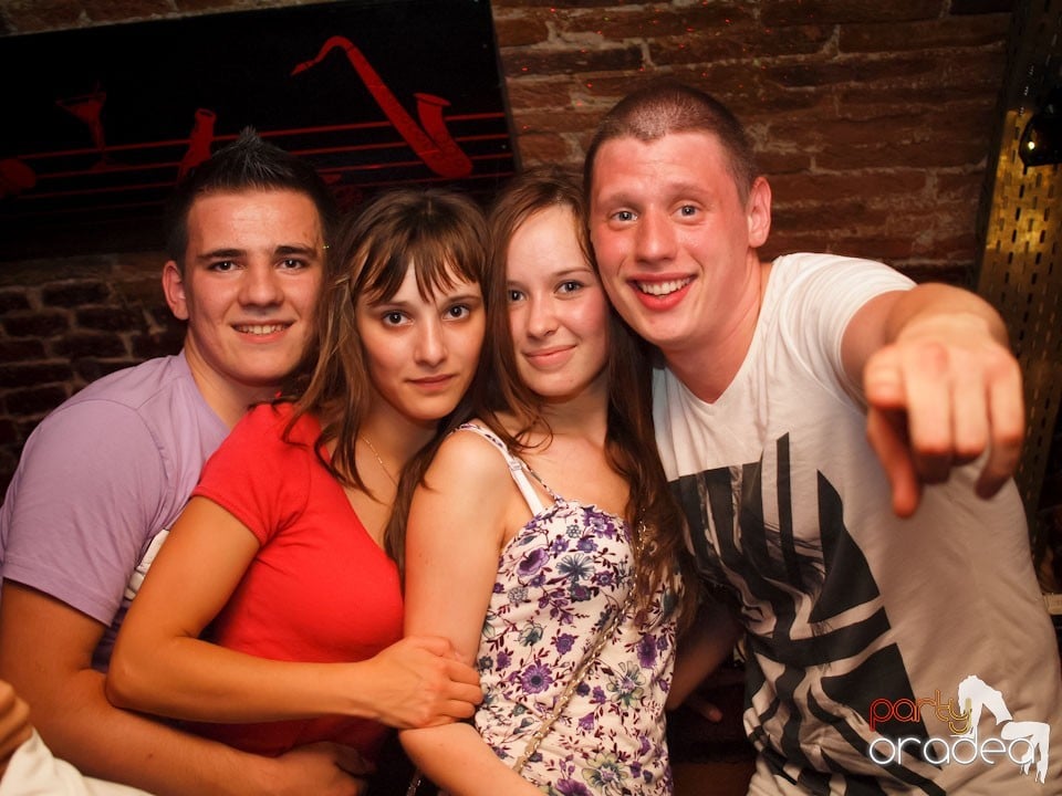 Voie bună în Club Escape, 