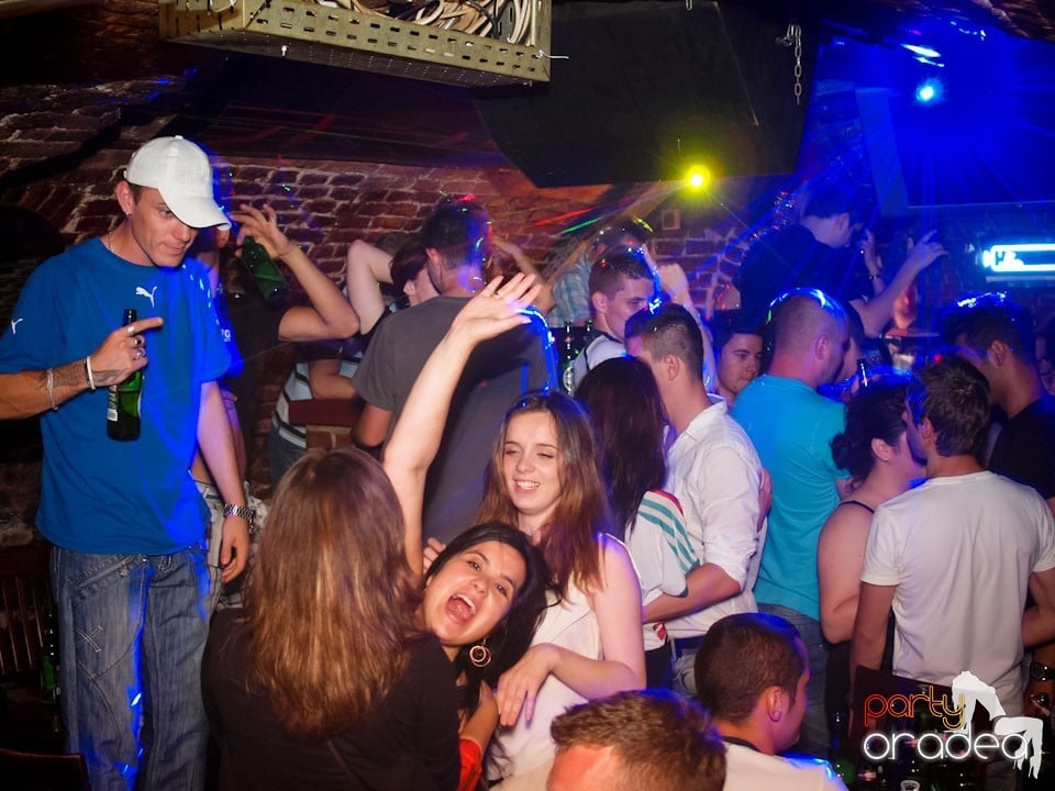 Voie bună în Club Escape, 