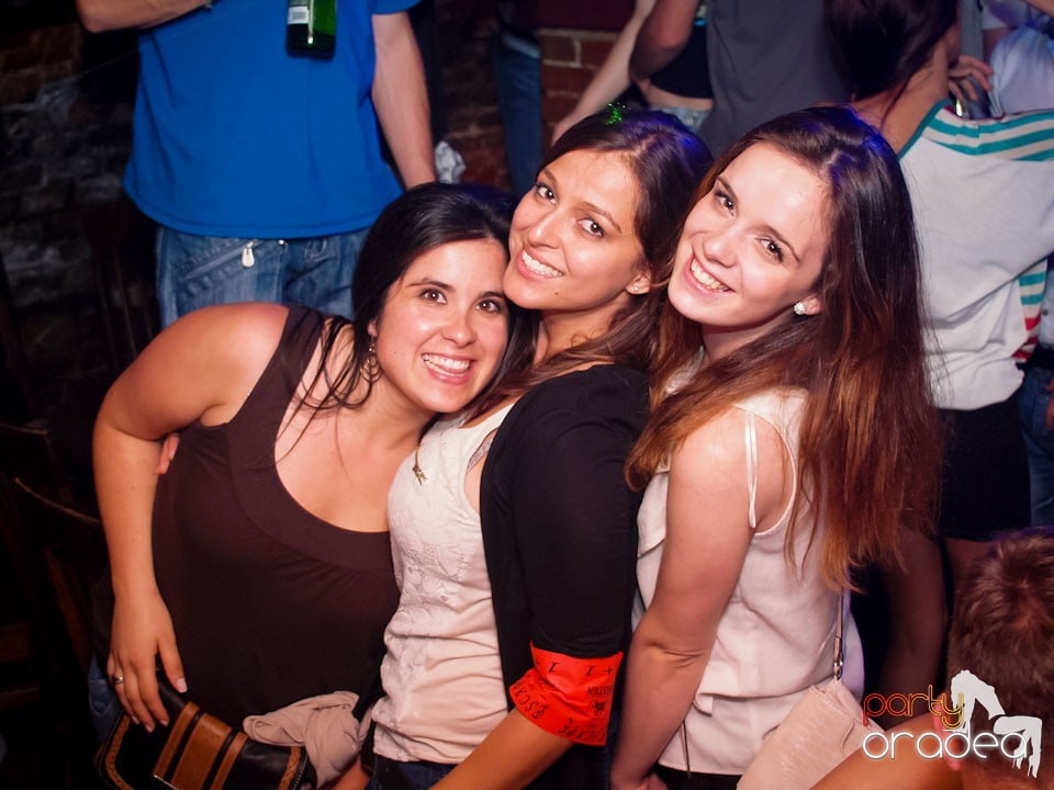 Voie bună în Club Escape, 