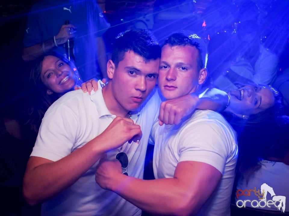 Voie bună în Club Escape, 