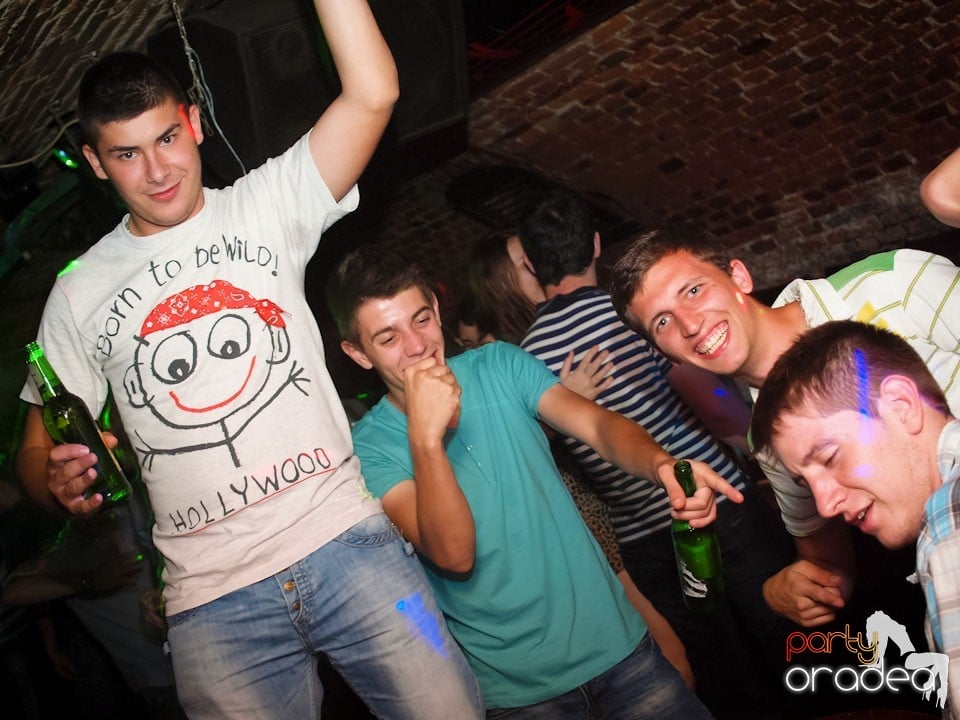 Voie bună în Club Escape, 