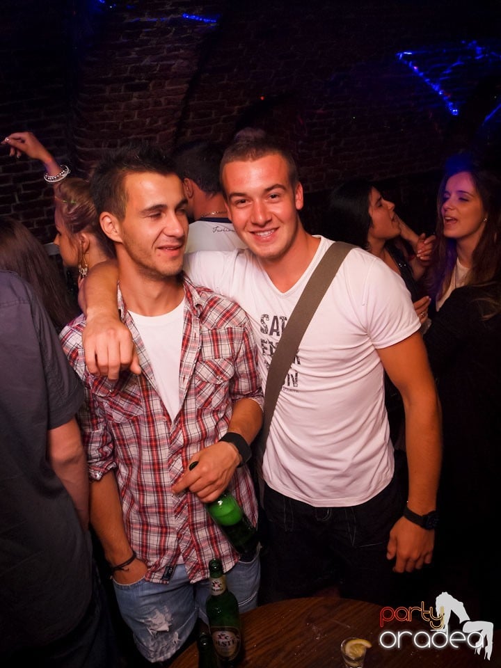 Voie bună în Club Escape, 